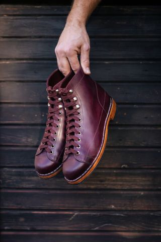 Představujeme Monkey boots! Nakažlivě designové, způsobují syndrom otáčení hlav. Kombinujte bezhlavě, noste hrdě!...