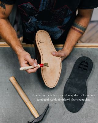 Z korporátu k řemeslu, z kanclu do dílny, z otrokáření k přesvědčení. #martinvasina #bespoke #bespokeshoes #shoes...